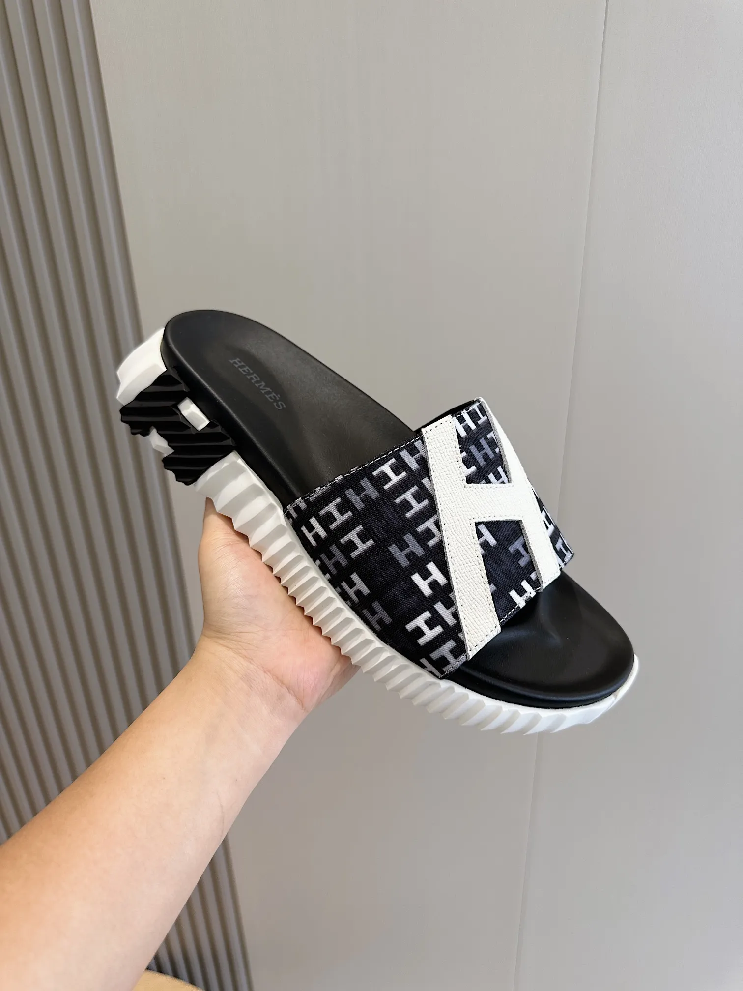 [HERMÈS] Top men's shoes 💰: 340💰 Size: 39-44 (38.45 46 custom-made) Herme*H Home Hermès Men's Sandals and Slippers - Original Replica Purchase the original version and make it one to one, the outsole is privately modeled, and the outsole color corresponding to each color is the same as the original version. Come to those who know the stuff 💪 The ultra-light soles are designed in contrasting colors, and they feel so comfortable on your feet! Calfskin, cowhide feet, private mold outsole.